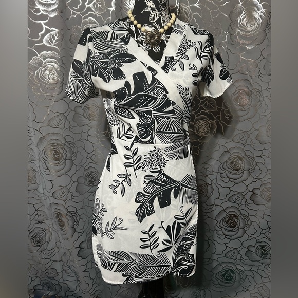 Black White Palm Print Short Wrap Dress - Picture 5 of 5
